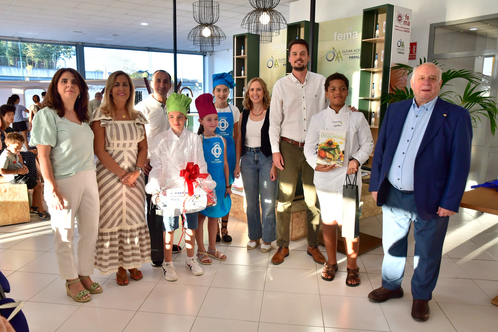 Francisco Javier Lozano, tercero por la derecha, junto a miembros del jurado de este concurso, patrocinadores y los tres finalistas
