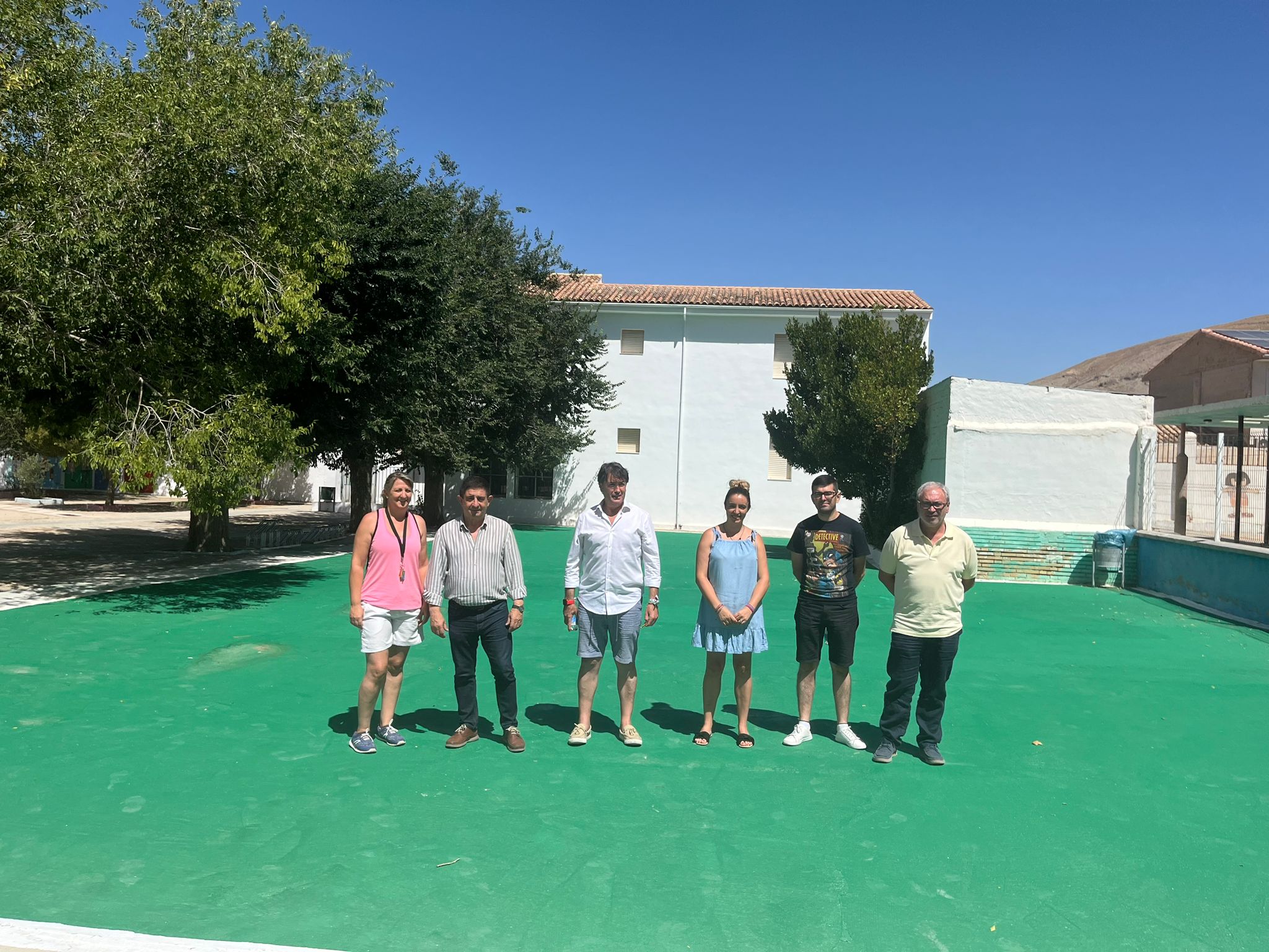 Visita al colegio de CEIP Alférez de Huesa, donde se ha mejorado la pavimentación en el marco de esta iniciativa | Diputación de Jaén | Ampliar imagen